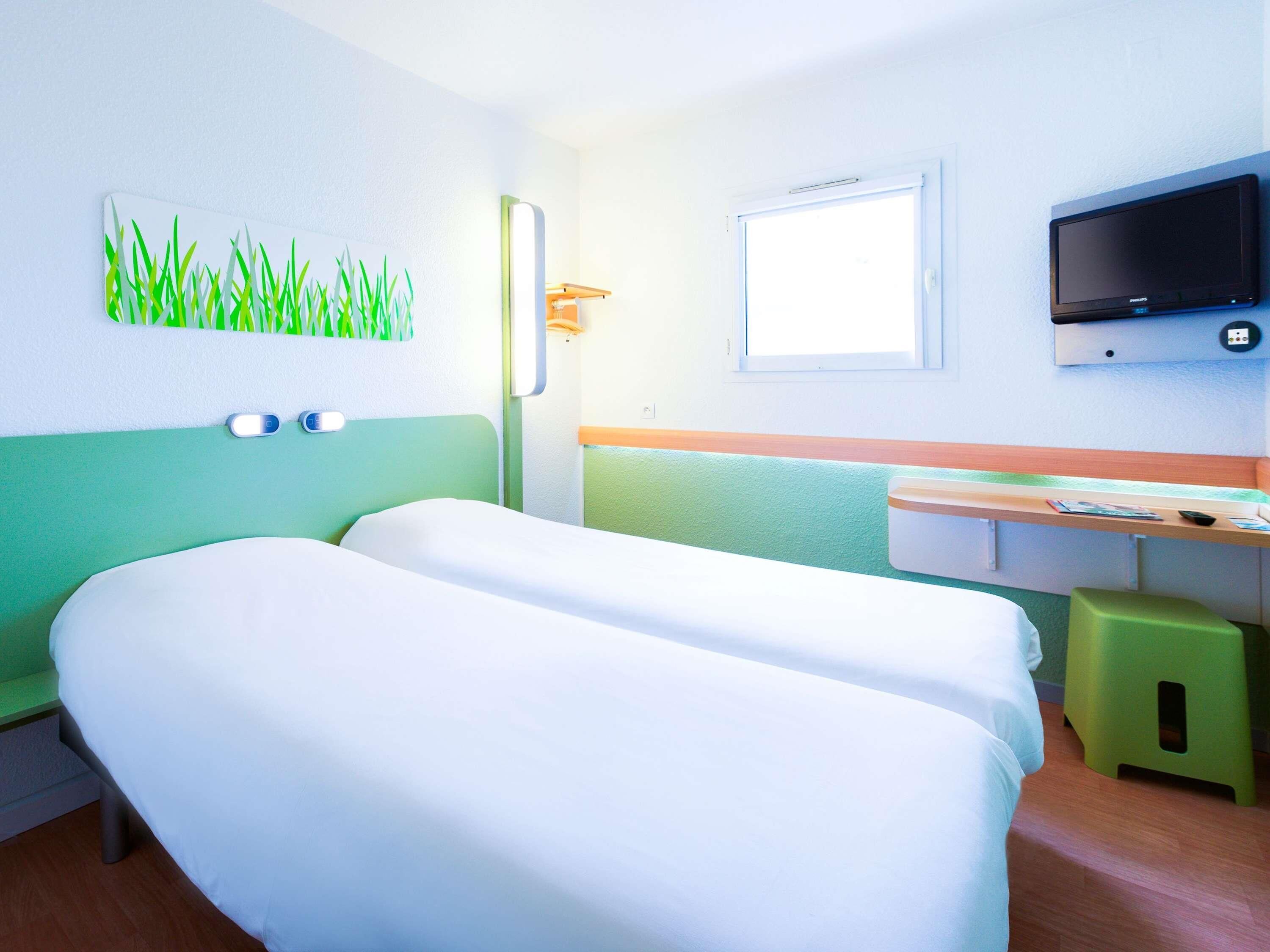 Twin kamer, 2 eenpersoonsbedden | Een bureau, geluiddichte muren, gratis wifi, beddengoed