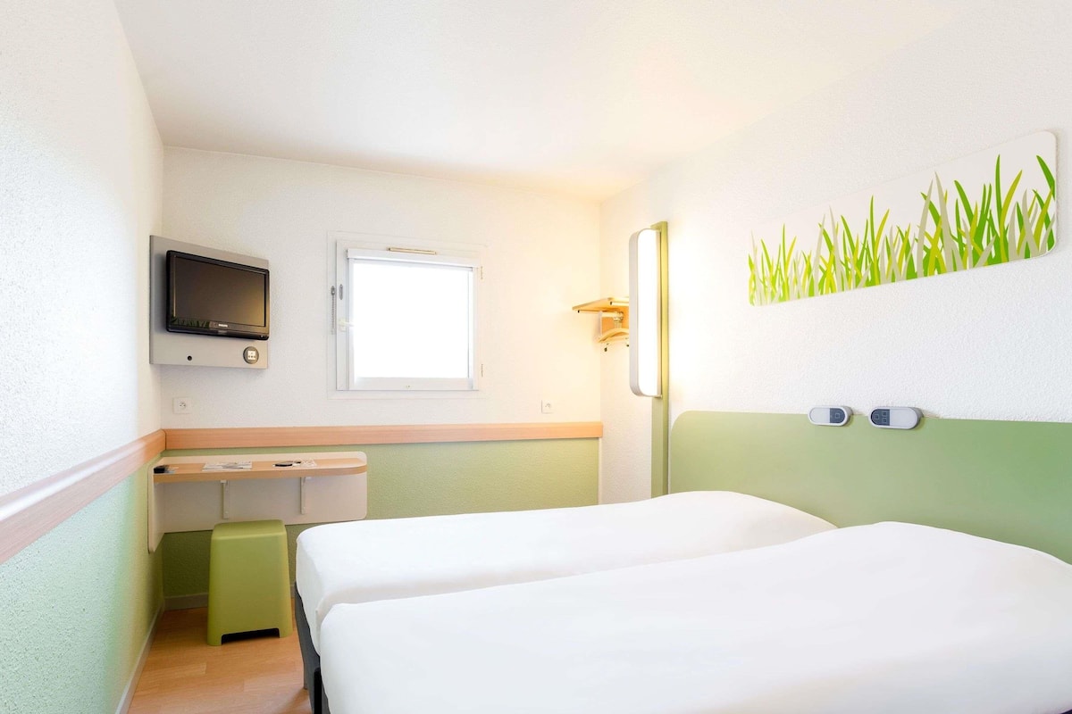 Twin kamer, 2 eenpersoonsbedden | Een bureau, geluiddichte muren, gratis wifi, beddengoed