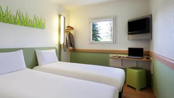 Twin kamer, 2 eenpersoonsbedden | Een bureau, geluiddichte muren, gratis wifi, beddengoed