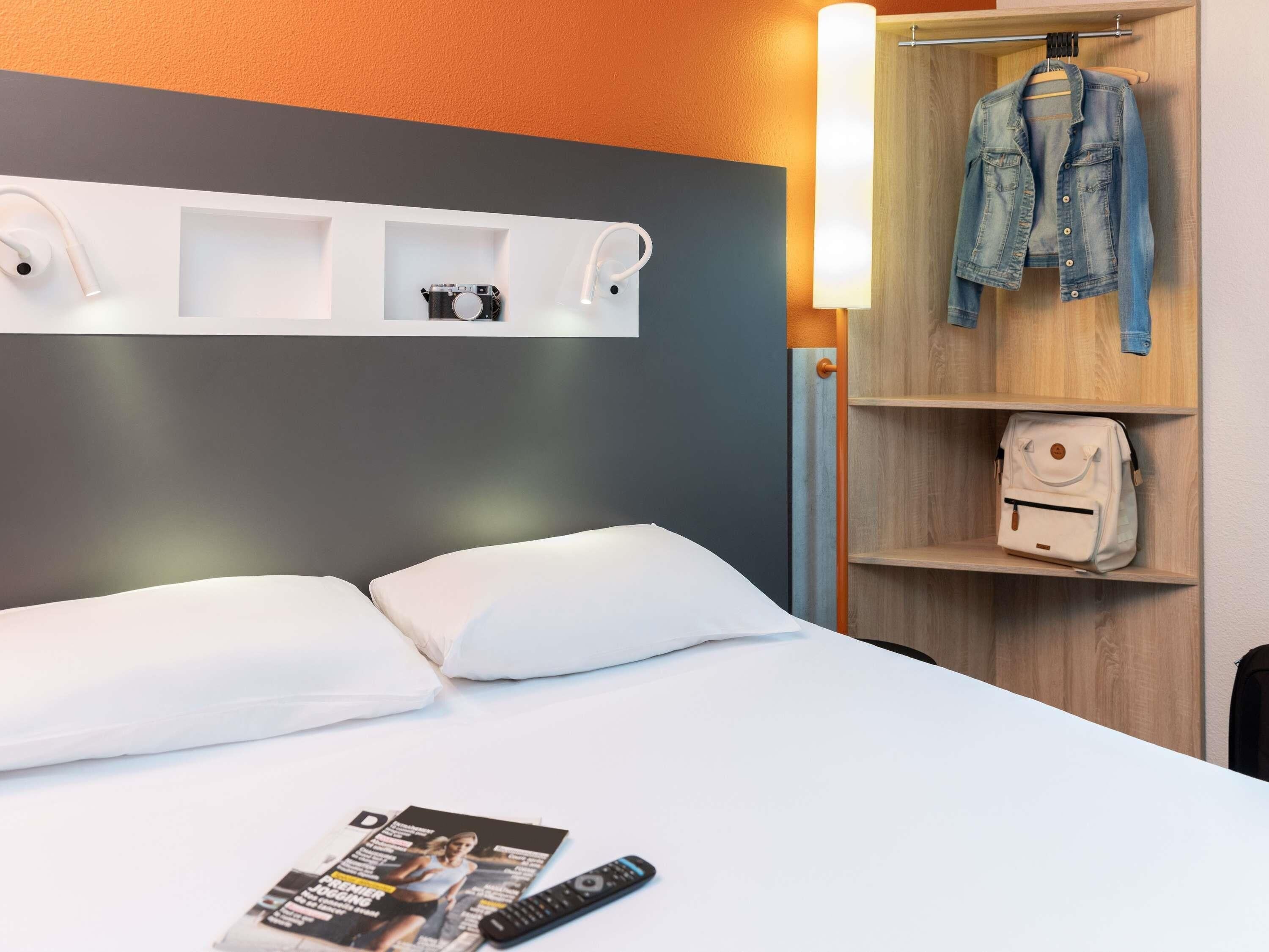 Tweepersoonskamer | Een bureau, geluiddichte muren, gratis babybedden, gratis wifi