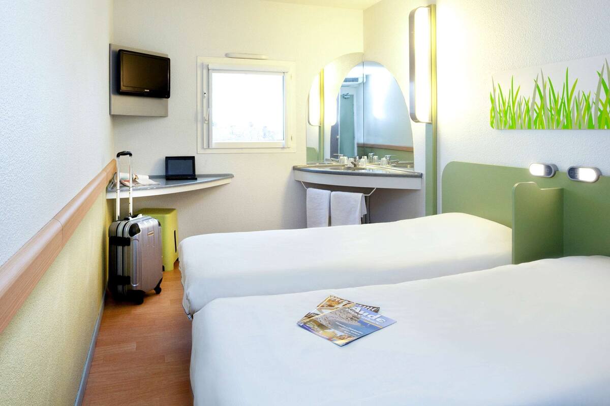 Desk, soundproofing, free cots/infant beds, free WiFi