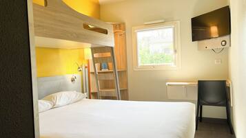 Chambre Triple, plusieurs lits | Bureau, chambres insonorisées, lits bébé (gratuits), Wi-Fi gratuit