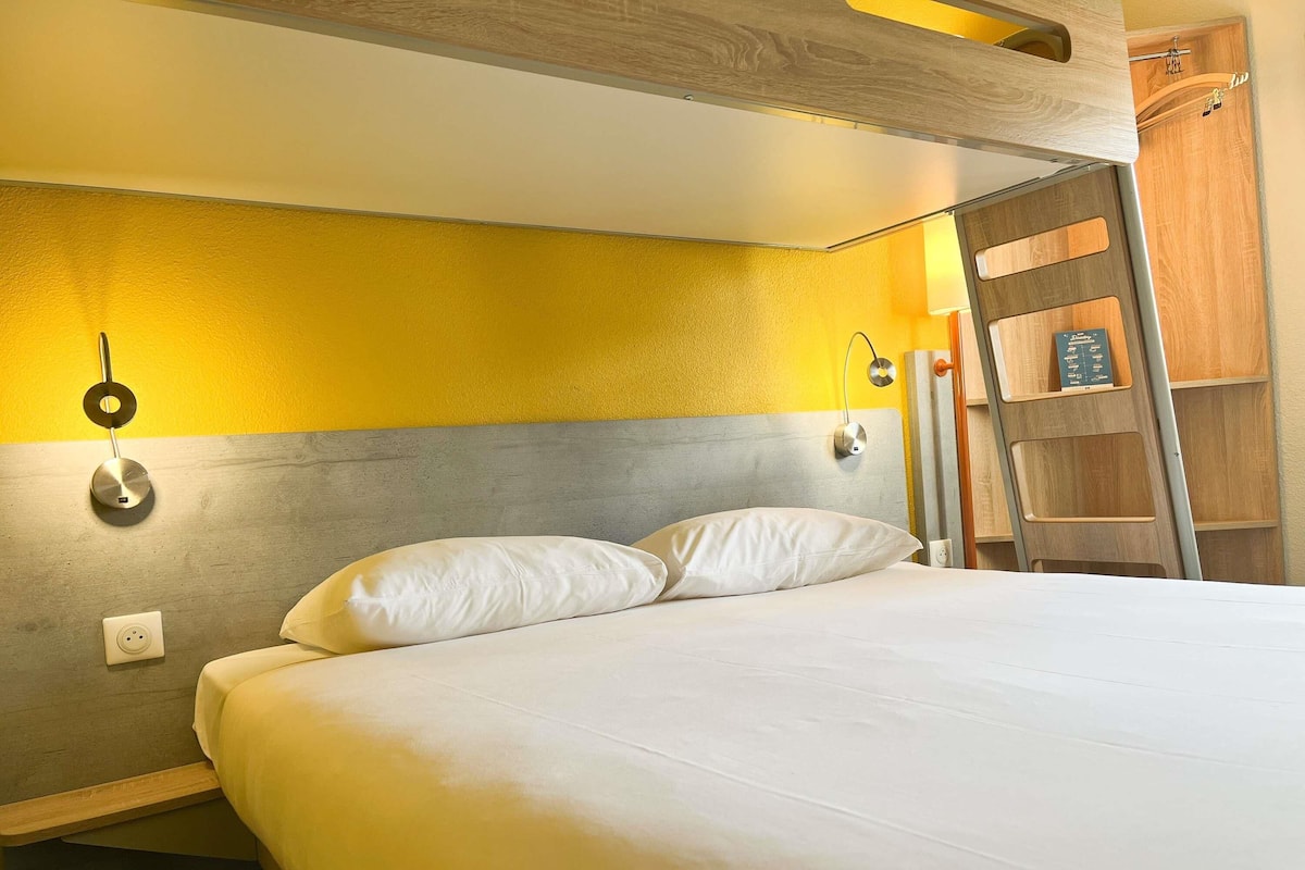 Triple Room, Multiple Beds | Desk, soundproofing, free cribs/infant beds, free WiFi