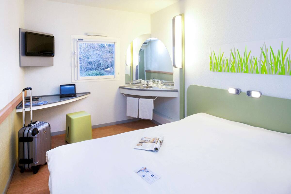 Desk, soundproofing, free cots/infant beds, free WiFi