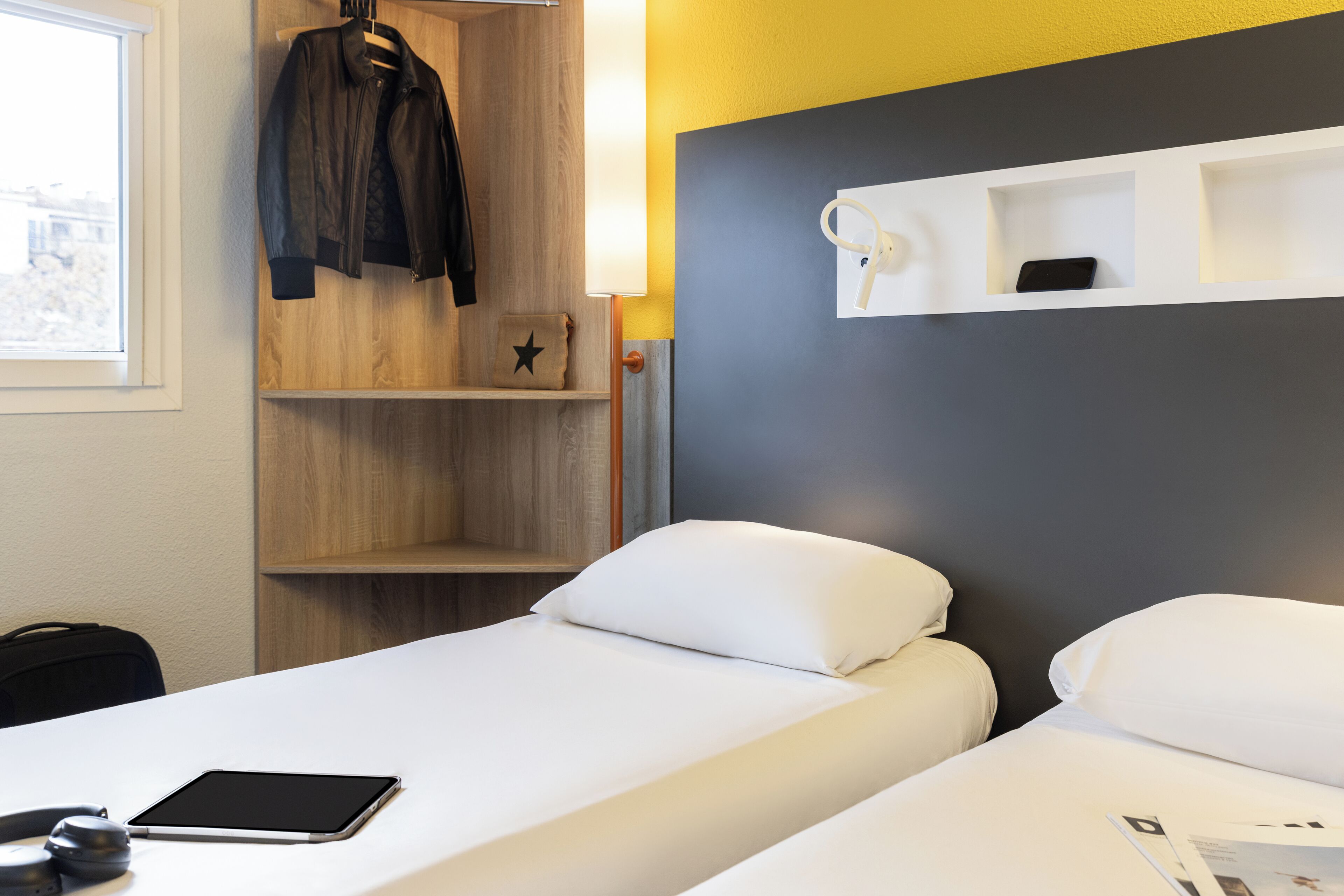 Habitación con 2 camas individuales, 2 camas individuales | Escritorio, insonorización, cunas gratuitas y wifi gratis 