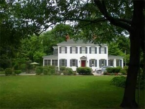 Property entrance - Oak Manor Inn (Hartsville)