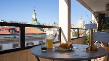 Quarto quádruplo luxo, banheiro privativo | Terraço/pátio