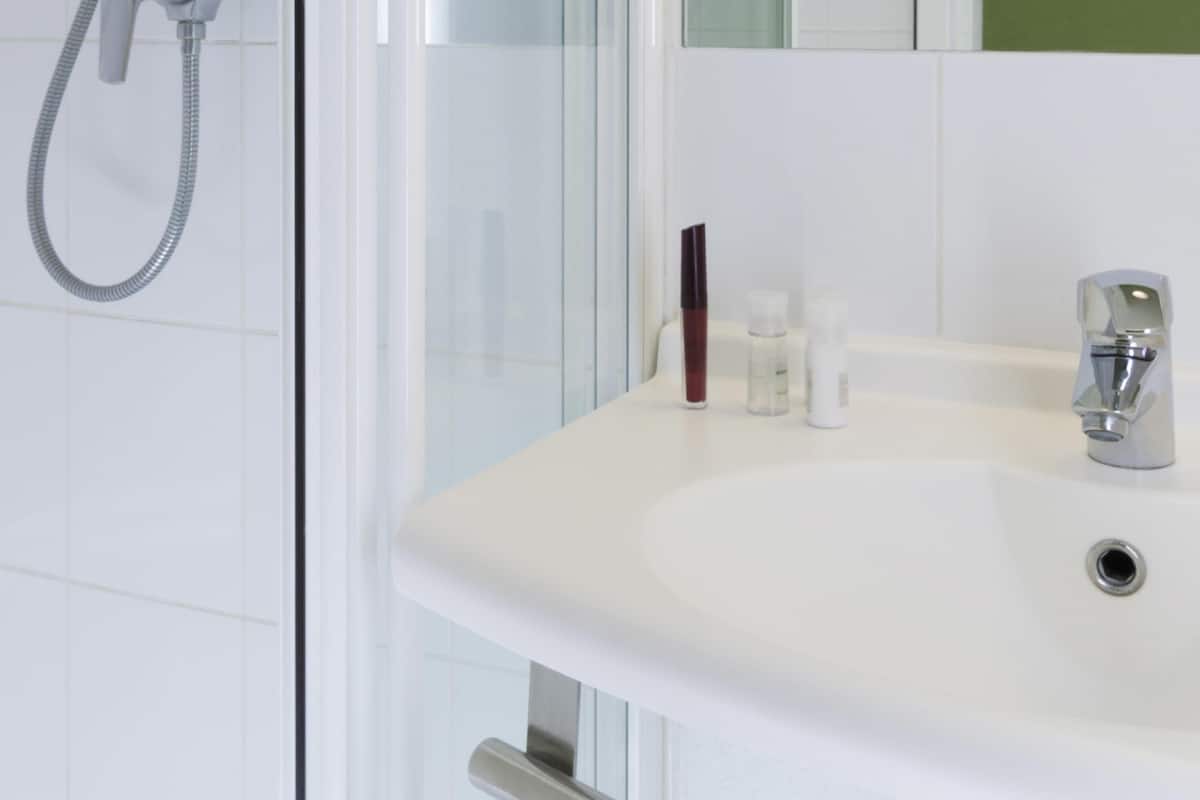 Escritorio, sistema de insonorización, cunas gratuitas y wifi gratis