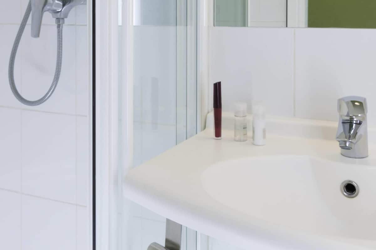 Desk, soundproofing, free cots/infant beds, free WiFi