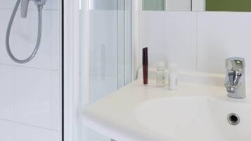 Desk, soundproofing, free cribs/infant beds, free WiFi