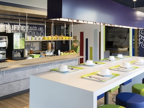 Petit déjeuner buffet (8.50 EUR par personne)