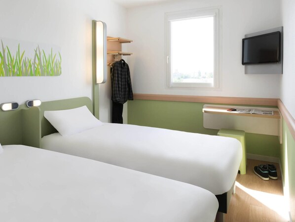 Twin Room, 2 Twin Beds | Desk, soundproofing, free cribs/infant beds, free WiFi