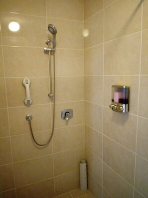 Bathroom shower - The River House B&B (Dungloe)