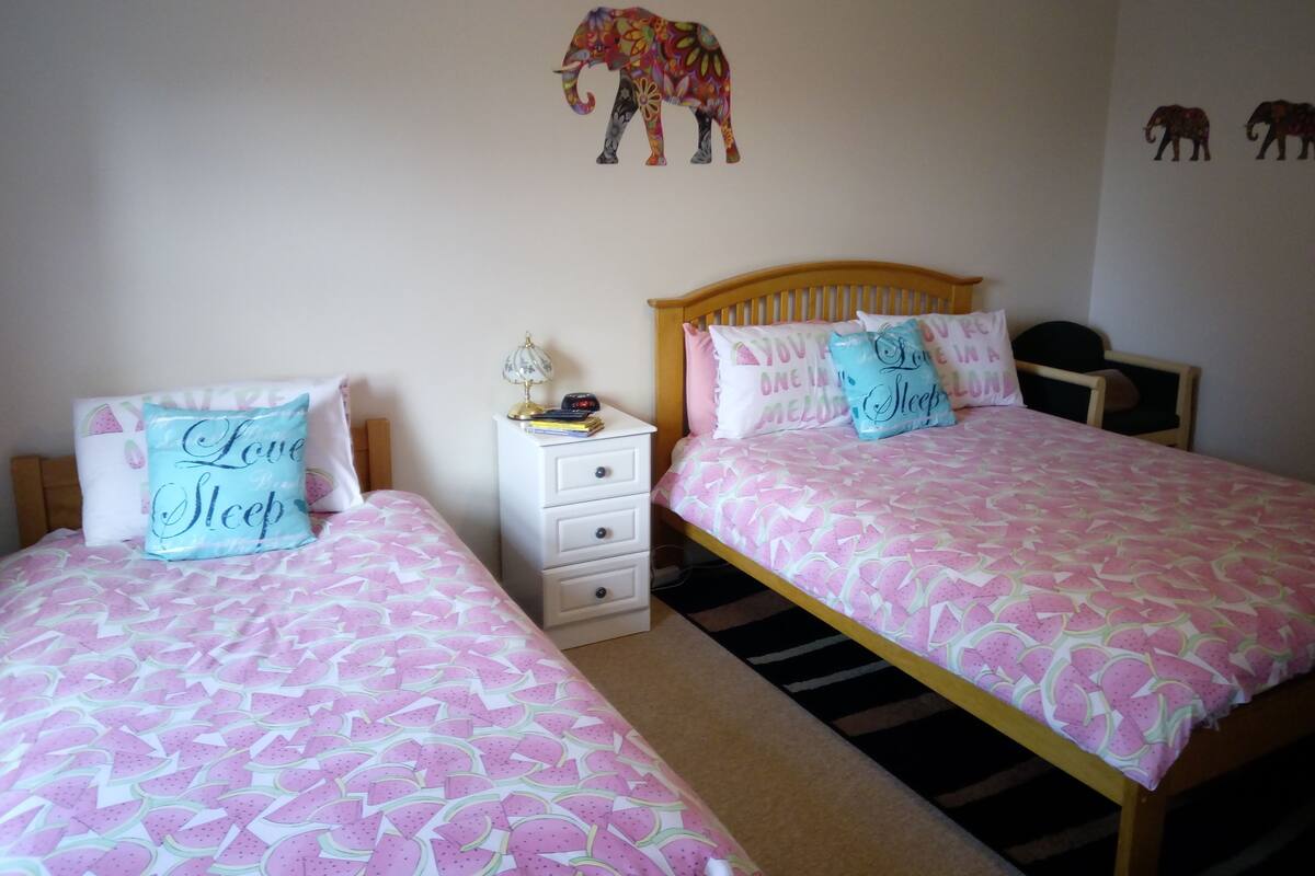 Family Room | Desk, iron/ironing board, free cots/infant beds, rollaway beds