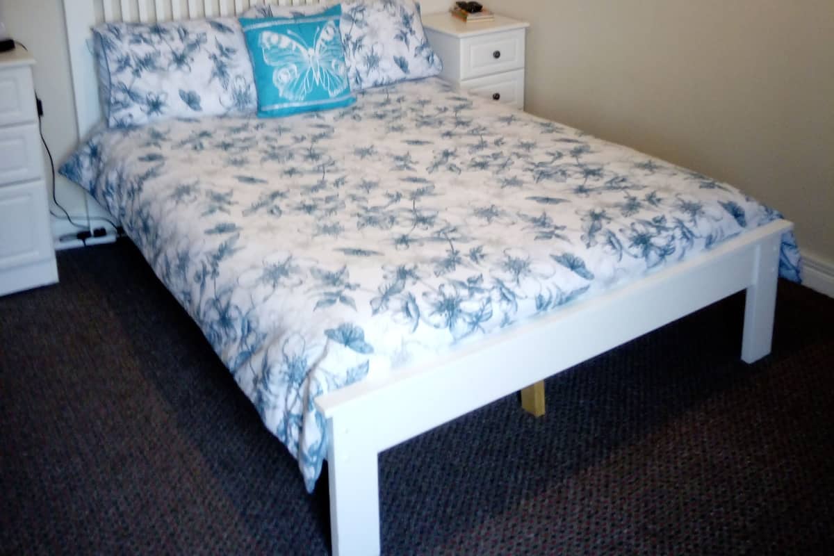 Double Room (Budget, Small Bathroom) | Desk, iron/ironing board, free cots/infant beds, rollaway beds
