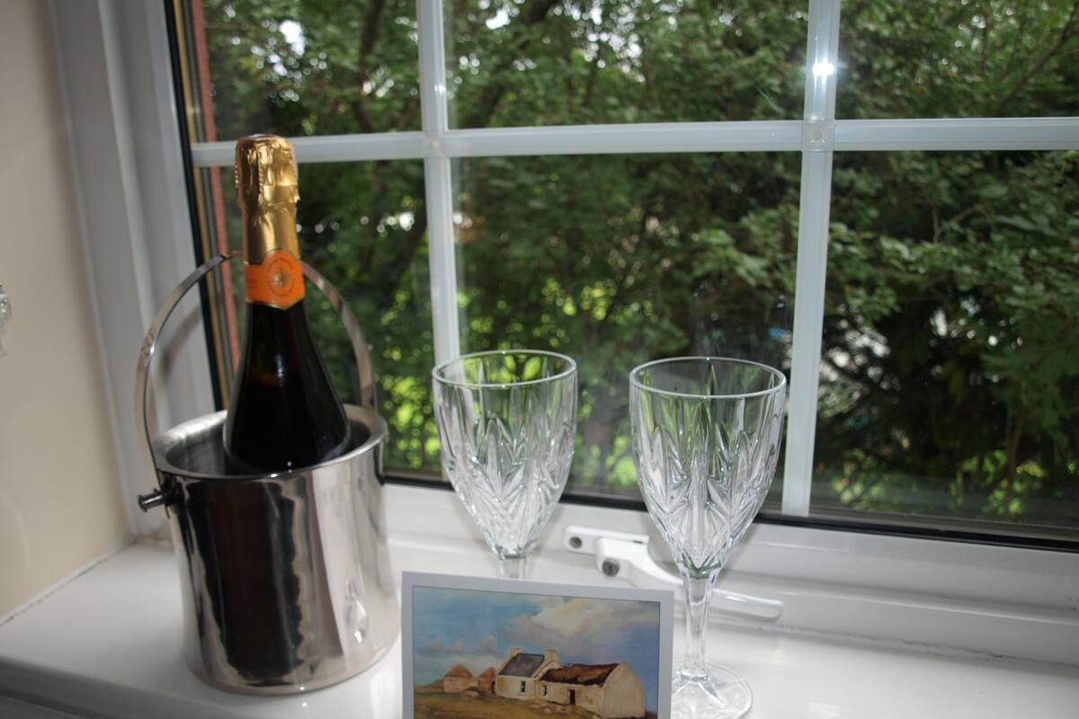 Double Room, Accessible | Desk, iron/ironing board, free cots/infant beds, rollaway beds