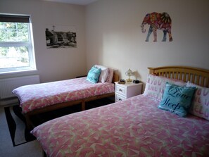 Familiekamer | Een bureau, een strijkplank/strijkijzer, gratis babybedden