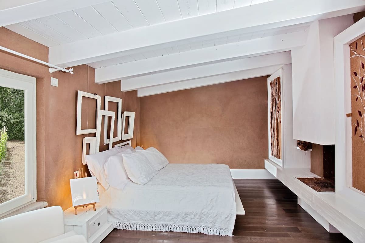 Superior tweepersoonskamer | Luxe beddengoed, een minibar, een kluis op de kamer, een bureau