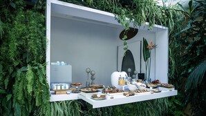 A white outdoor buffet table with various food items and condiments, surrounded by lush green foliage. - La Pampa Relais & Spa (Melizzano)
