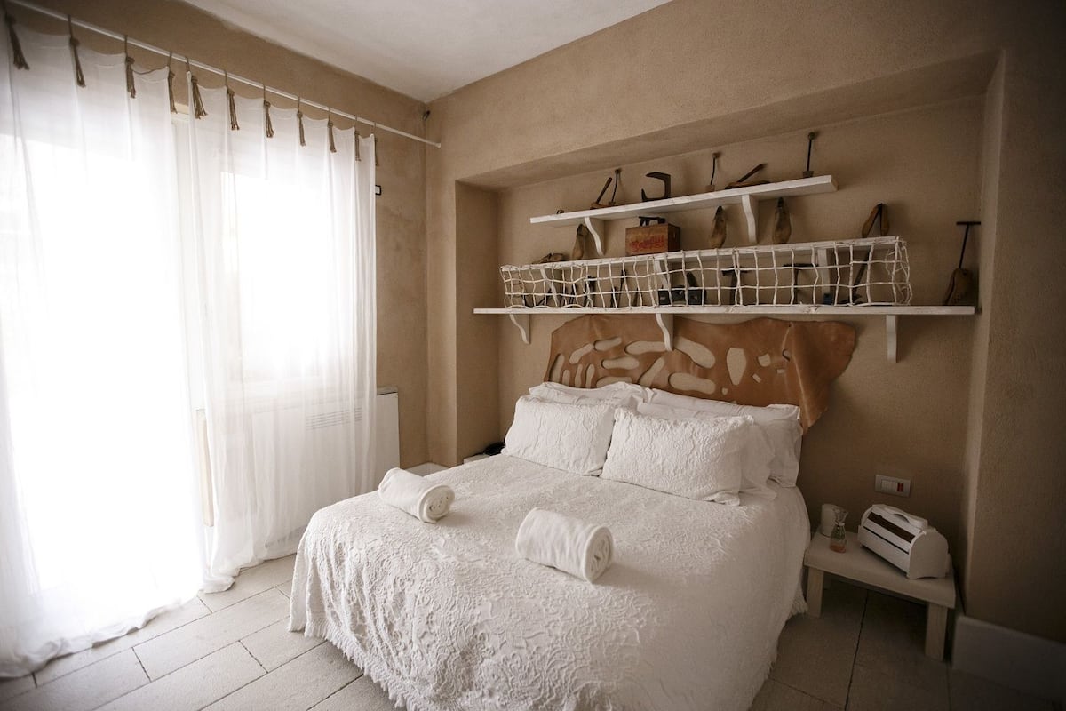 Klassieke kamer, 1 slaapkamer | Luxe beddengoed, een minibar, een kluis op de kamer, een bureau
