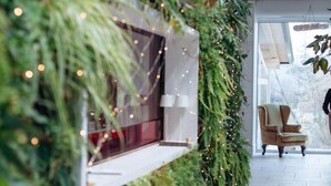 A modern interior with a green wall, a window, and a chair. - La Pampa Relais & Spa (Melizzano)