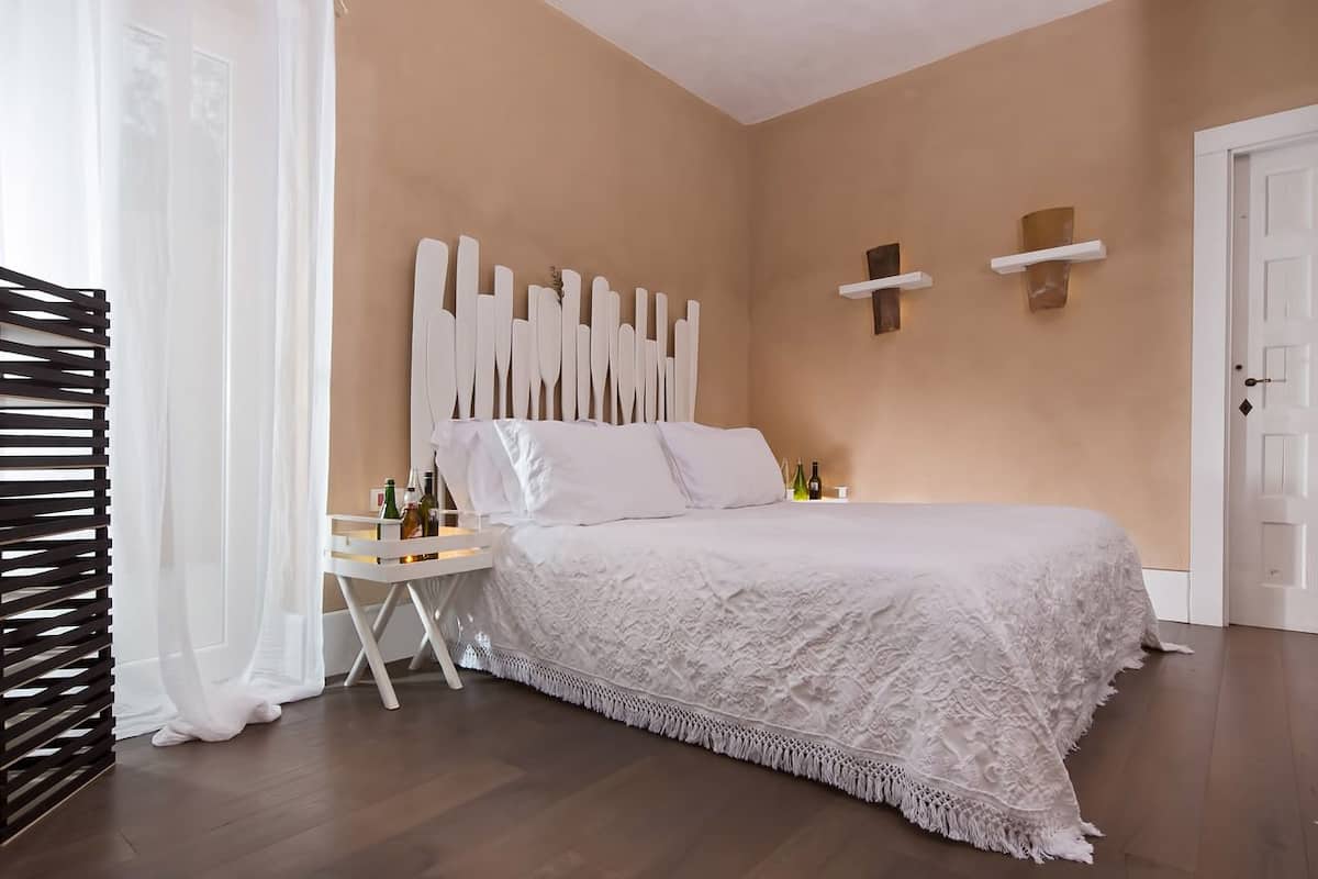 Standaard tweepersoonskamer | Luxe beddengoed, een minibar, een kluis op de kamer, een bureau