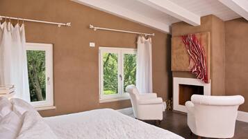 Ropa de cama de alta calidad, minibar, caja fuerte y escritorio