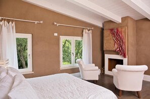 Ropa de cama de alta calidad y minibar 