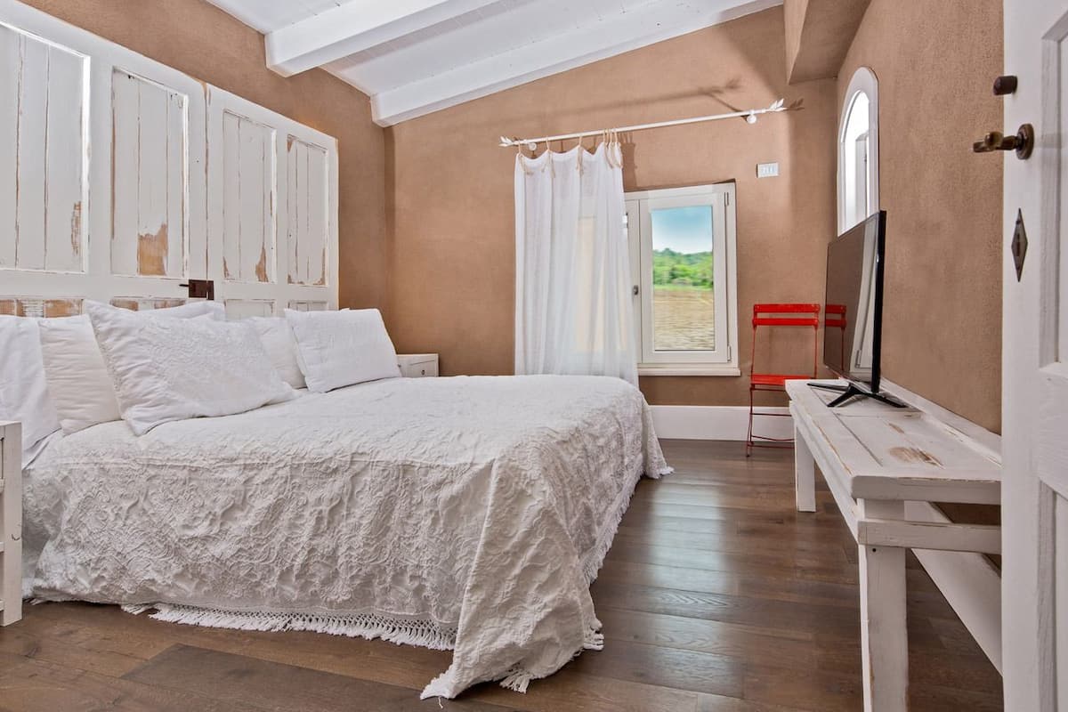 Luxe beddengoed, een minibar, een kluis op de kamer, een bureau