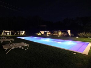 Una piscina techada, una piscina al aire libre de temporada