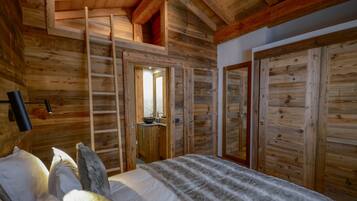 Chalet, 5 Bedrooms | Peralatan tempat tidur premium, kalis bunyi, katil bayi/kot (percuma)