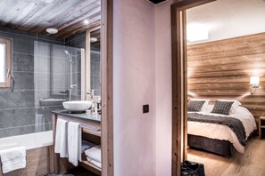 Kostenlose Toilettenartikel, Haartrockner, Bademäntel, Hausschuhe