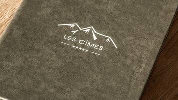 Un livre intitulé « LES CIMES » posé sur une surface en bois.