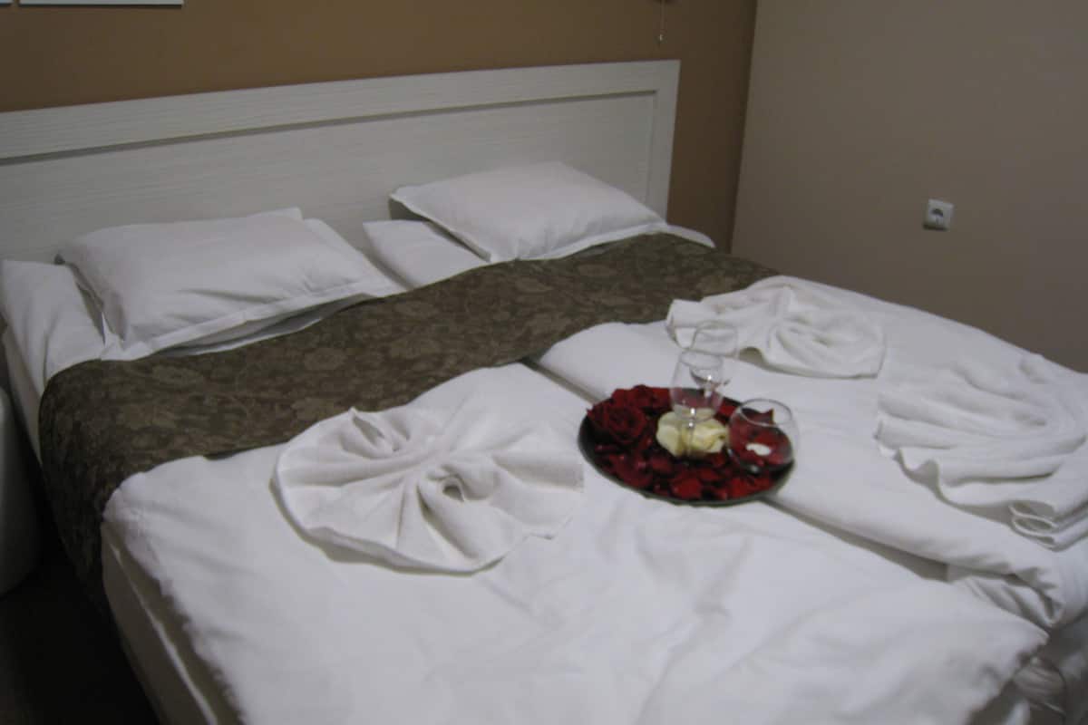 desk, soundproofing, rollaway beds, free wifi