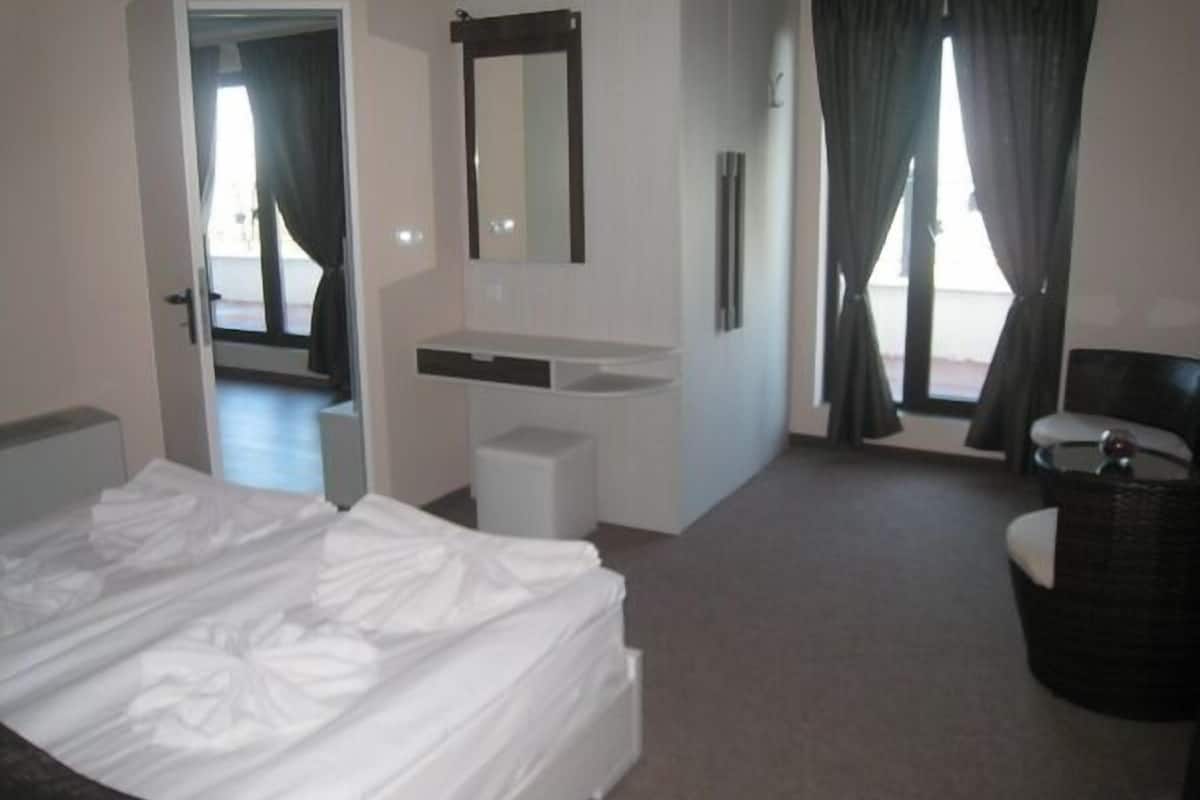 basic apartment, sea view | desk, soundproofing, rollaway beds, free wifi