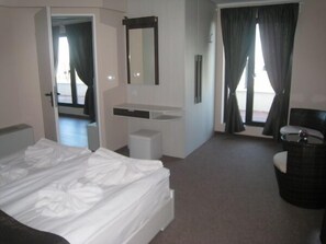 Basic Apartment, Sea View | Desk, soundproofing, rollaway beds, free WiFi - Hotel Milano (Burgas)