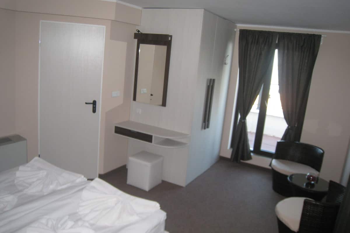 basic apartment, sea view | desk, soundproofing, rollaway beds, free wifi