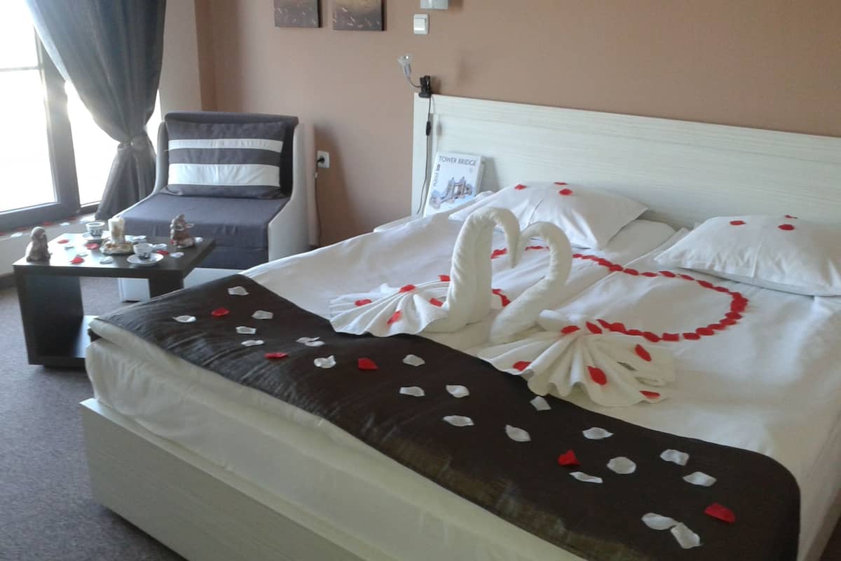 desk, soundproofing, rollaway beds, free wifi