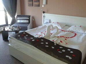 Escritorio, sistema de insonorización y camas plegables/adicionales 