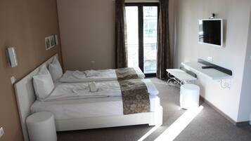 1 bedroom, desk, soundproofing, rollaway beds