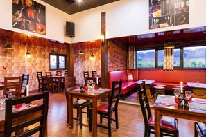 Breakfast and dinner served, French cuisine - Comfort Hotel Orleans Olivet Provinces (Olivet)