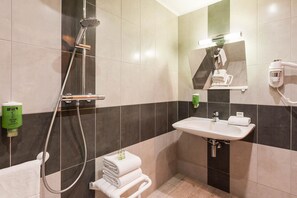 Shower, hydromassage showerhead, free toiletries, hair dryer - Comfort Hotel Orleans Olivet Provinces (Olivet)