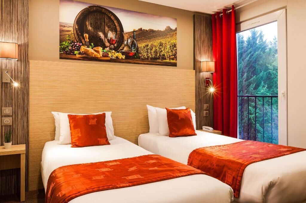 Premium bedding, desk, free cribs/infant beds, free WiFi