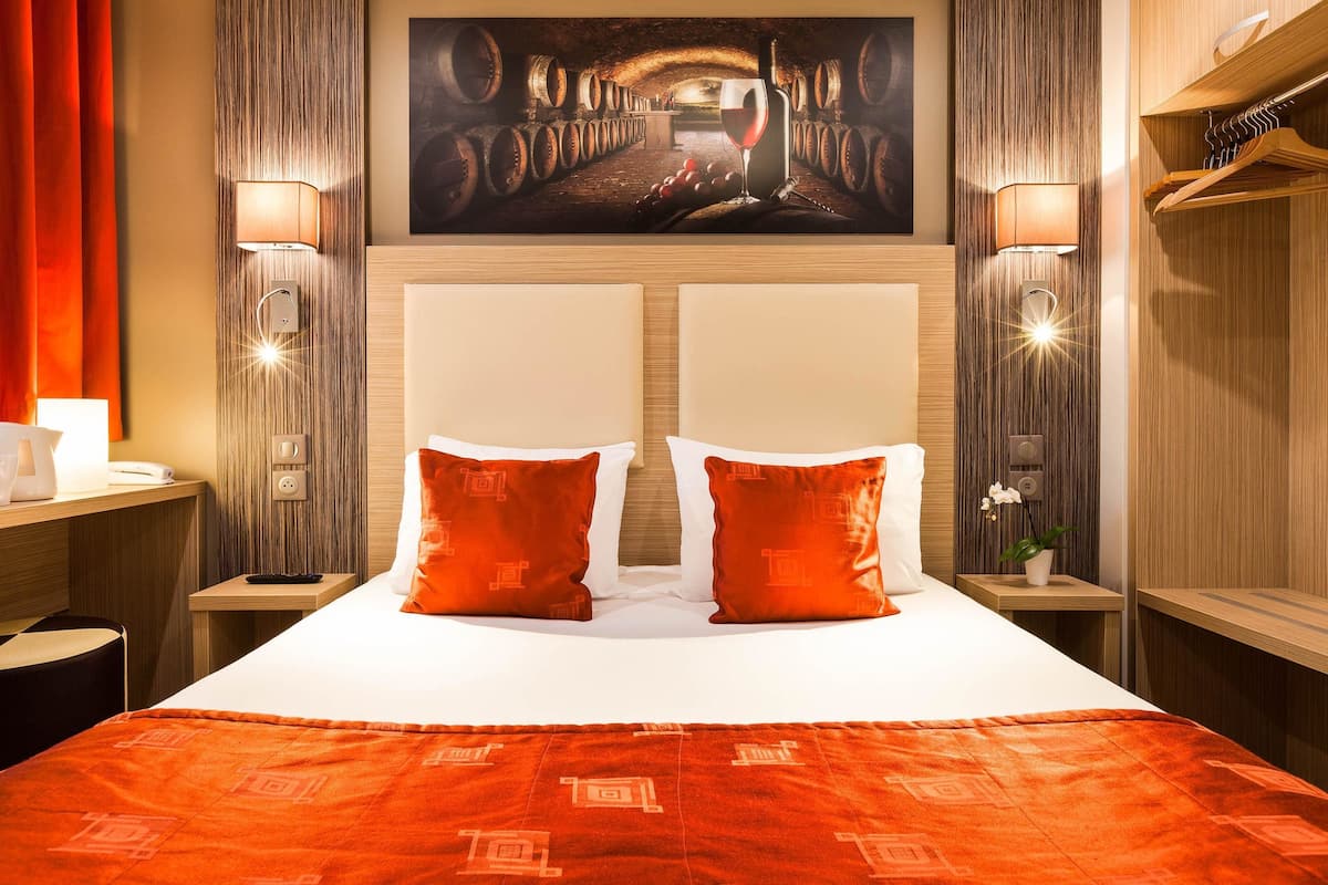 Standard Room, 1 Katil Kelamin (Double), Non Smoking | Peralatan tempat tidur premium, meja, katil bayi/kot (percuma)