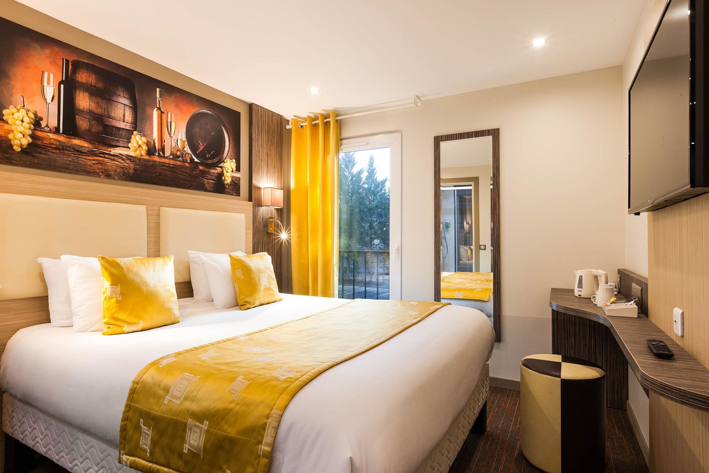 ห้องสแตนดาร์ด, เตียงใหญ่ 1 เตียง, ปลอดบุหรี่ | เครื่องนอนระดับพรีเมียม, โต๊ะทำงาน, เปล/เตียงเด็กอ่อน (ฟรี), Wi-Fi ฟรี