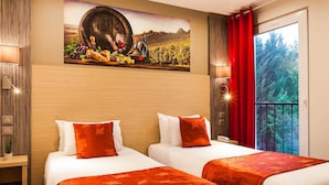 Une chambre d’hôtel avec deux lits, une grande fenêtre donnant sur la verdure et un tableau représentant un vignoble accroché au mur.
