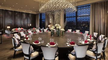 3 restaurantes, se sirven desayunos, comidas, cenas y cocina regional