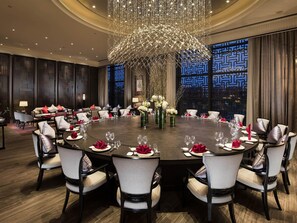 3 restaurants, breakfast, lunch, dinner served; Regional cuisine