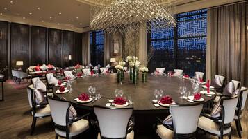 3 restauranter, frokost, lunsj og middag serveres, regionale retter