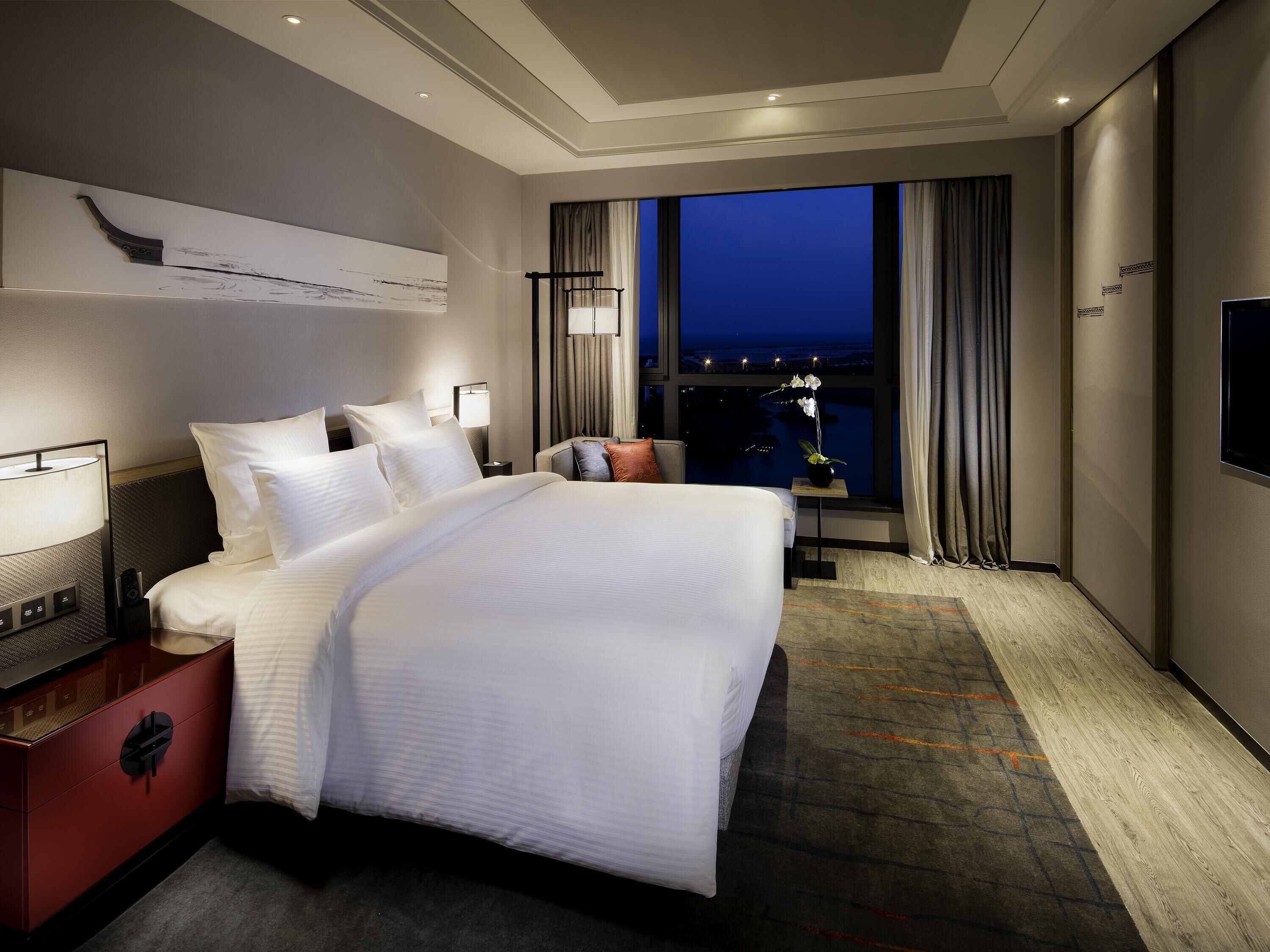 Executive Room, 1 King Bed, Club Lounge Access | Premium bedding, minibar, in-room safe, desk